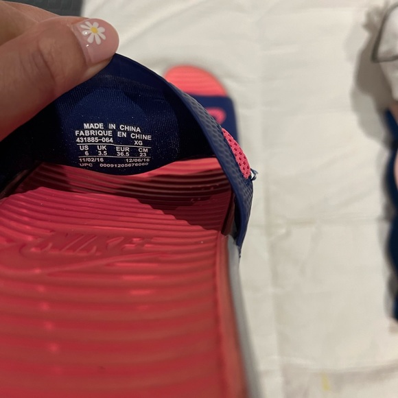 Nike slides, size 6 - Picture 2 of 3